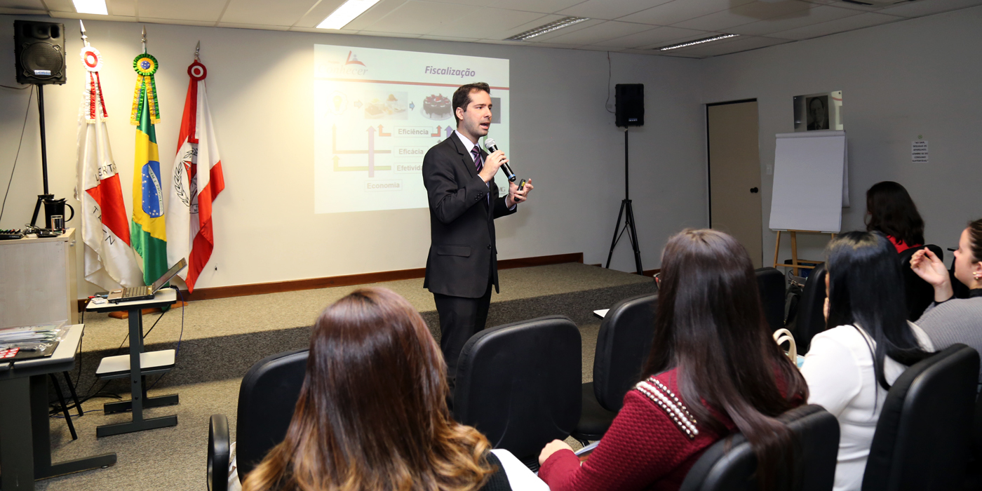 O alunos da Ufla assistiram a uma palestra do assessor Pedro Henrique Magalhães Azevedo (Foto: Thiago Rios) 